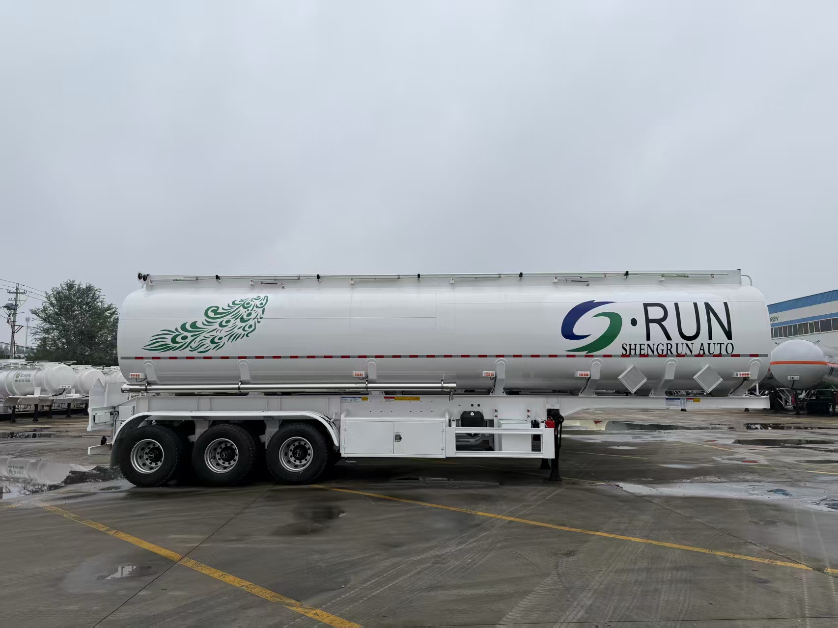 Shengrun export-type aluminum alloy liquid tank semi-trailer