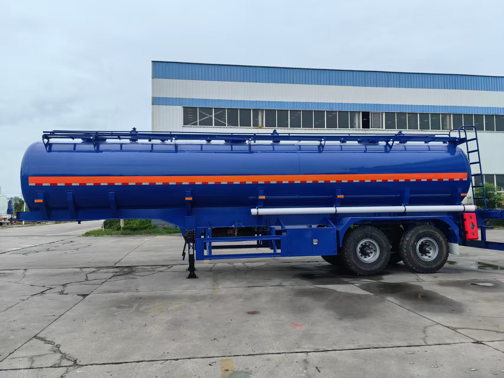 Shengrun two-axle tank semi-trailer for corrosive substances